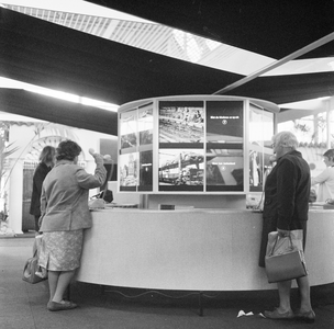 859348 Afbeelding van de stand van de N.S. op de Voorjaarsbeurs in de Jaarbeurs te Utrecht.